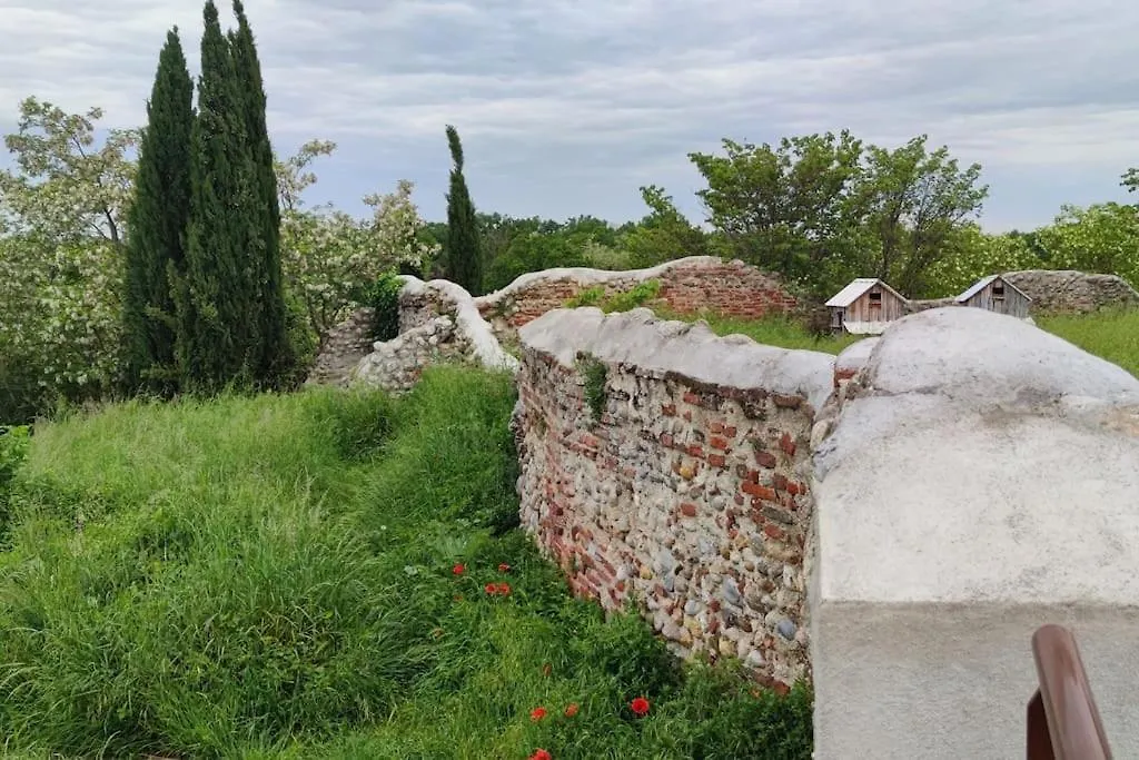 Sous Le Chateau Montaut  0*, Montaut (Ariege) France